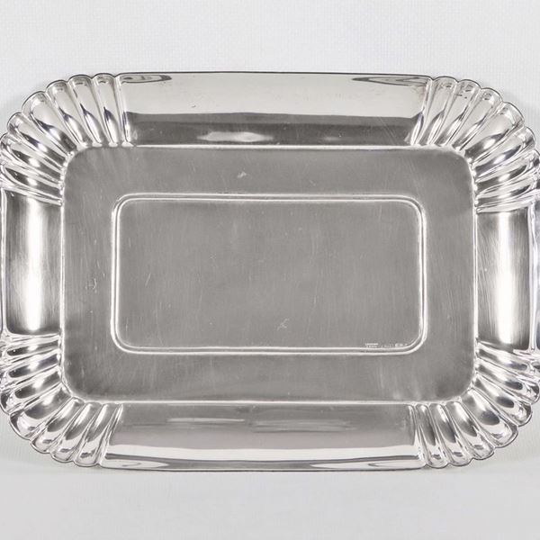 Piccolo vassoio rettangolare in argento Titolo 925 cesellato e sbalzato, gr. 320