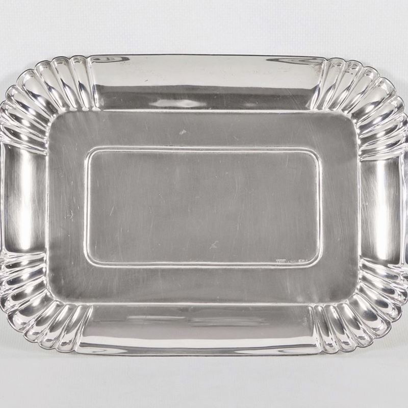 Piccolo vassoio rettangolare in argento Titolo 925 cesellato e sbalzato, gr. 320