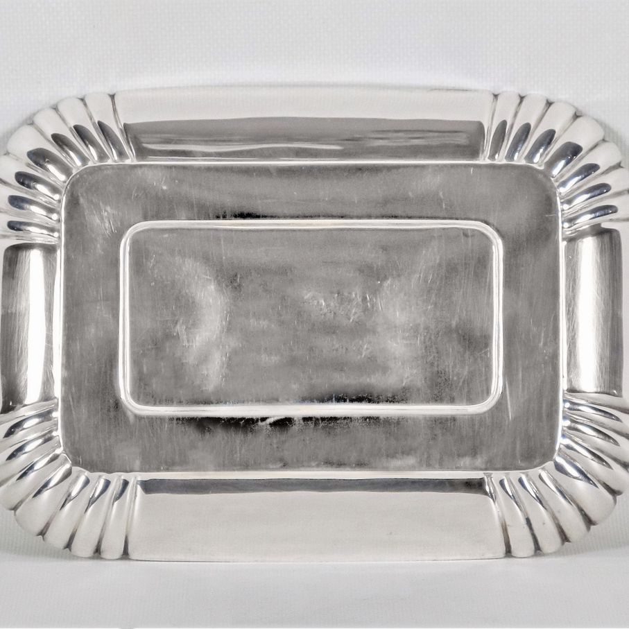 Piccolo vassoio rettangolare in argento Titolo 925 cesellato e sbalzato, gr. 320