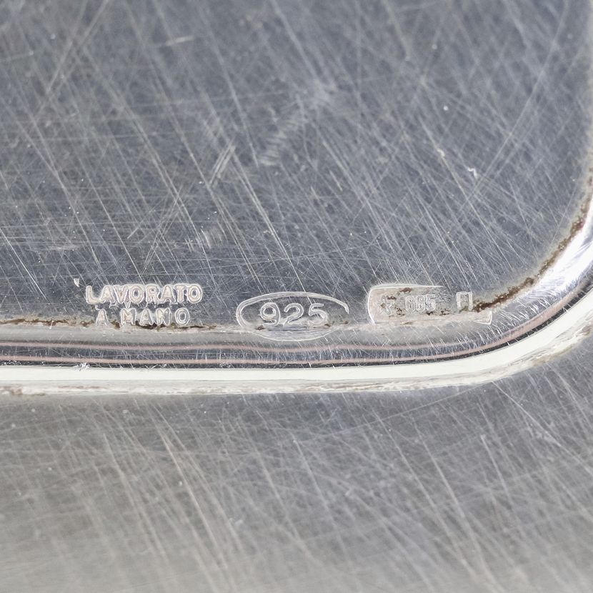 Piccolo vassoio rettangolare in argento Titolo 925 cesellato e sbalzato, gr. 320