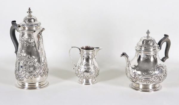 Edward VII period silver coffee service, entirely chiseled and embossed with floral scrolls with engraved monograms, ebonized wooden handles (3 pcs), gr. 1640