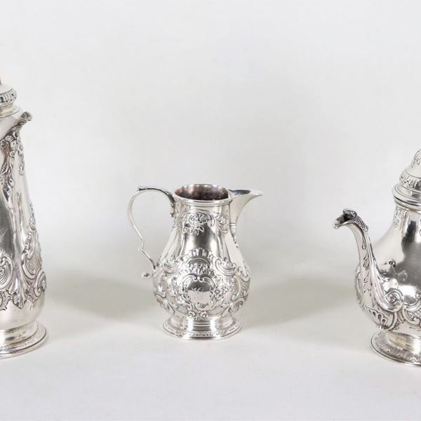 Servizio da caffè in argento Epoca Edoardo VII, interamente cesellato e sbalzato a volute floreali con monogrammi incisi, manici in legno ebanizzato (3 pz), gr. 1640