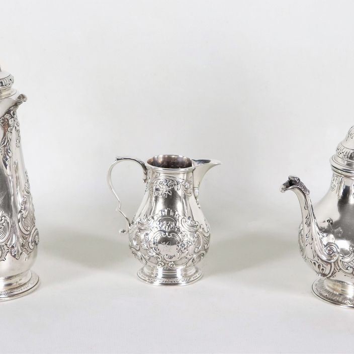 Servizio da caffè in argento Epoca Edoardo VII, interamente cesellato e sbalzato a volute floreal...