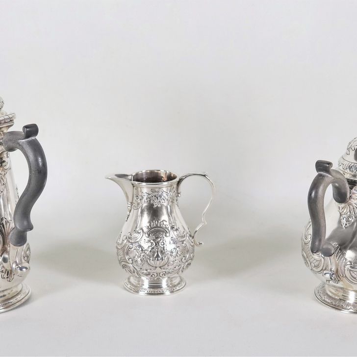 Servizio da caffè in argento Epoca Edoardo VII, interamente cesellato e sbalzato a volute floreal...