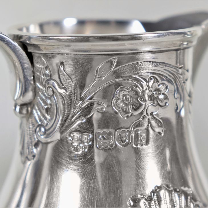 Servizio da caffè in argento Epoca Edoardo VII, interamente cesellato e sbalzato a volute floreal...