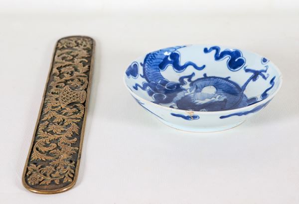 Lotto di una piccola ciotola cinese in porcellana con decoro di drago in blu e un fregio in bronzo dorato, cesellato e sbalzato a motivo di cesto con intrecci floreali (2 pz)