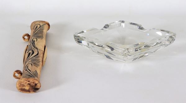 Lotto di un posacenere triangolare in cristallo e un porta dardi orientale in osso (2 pz)
