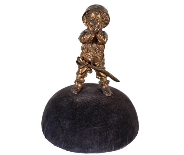 "Bambino in costume", antica piccola statuina in bronzo dorato, sbalzato e cesellato, basetta in legno ricoperta in velluto