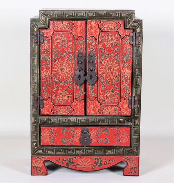 Small Chinese chest in red and black lacquer, with two doors and drawers
