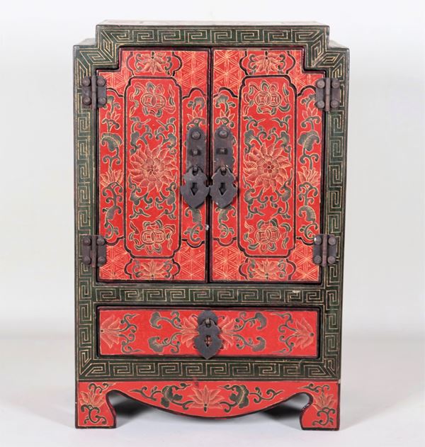 Small Chinese casket in red and black lacquer, with two doors and drawers