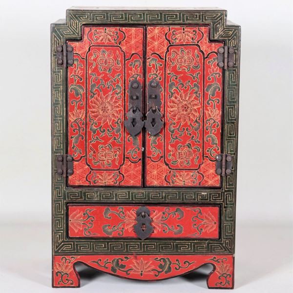 Small Chinese casket in red and black lacquer, with two doors and drawers
