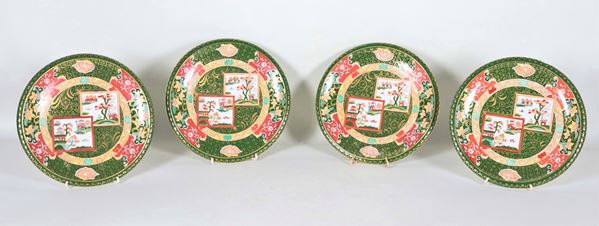 Lotto di quattro piatti da muro in porcellana inglese Irostone China, interamente decorati e variopinti a chinoiserie. Un piatto presenta sbeccatura al bordo