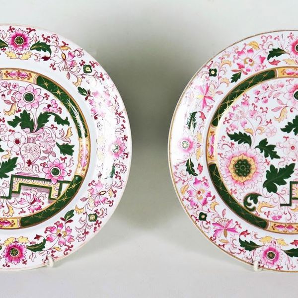 Pair of wall plates in English porcelain Irostone China with colorful chinoiserie decorations