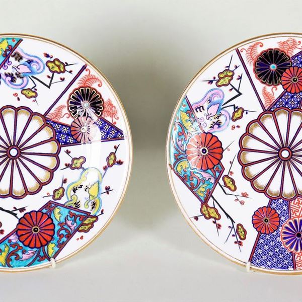 Coppia di piatti da muro in porcellana francese, con decorazioni in smalti a rilievo a chinoiserie