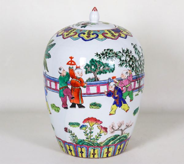 Potiche cinese in porcellana, decorata e variopinta con smalti a rilievo a motivi di giochi di bambini