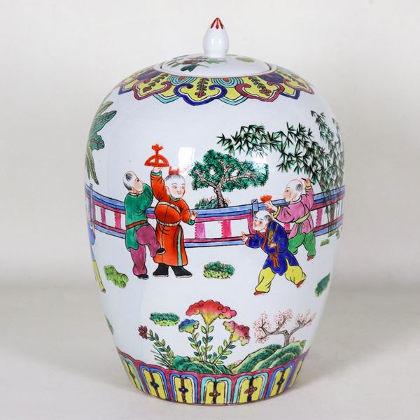 Chinese potiche in porcelain, decorated and colorful with enamels in relief with motifs of children's games