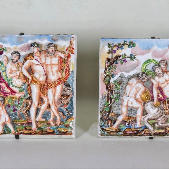 "Scene mitologiche", coppia di mattonelle in porcellana policroma Capodimonte, lavorate a rilievo