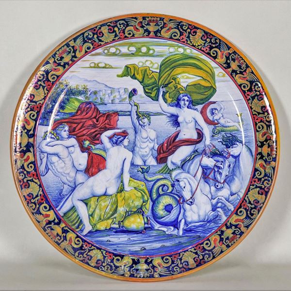 Large parade plate S.C. Robbia Gualdo Tadino with a mythological scene in the center in various polychromes, border with motifs of dragons and caryatids