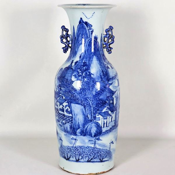 Chinese porcelain vase, with blue "Oriental landscape" decorations