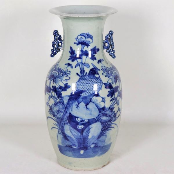 Vaso cinese in porcellana con decorazioni in blu a motivi di fiori, foglie e uccello esotico 