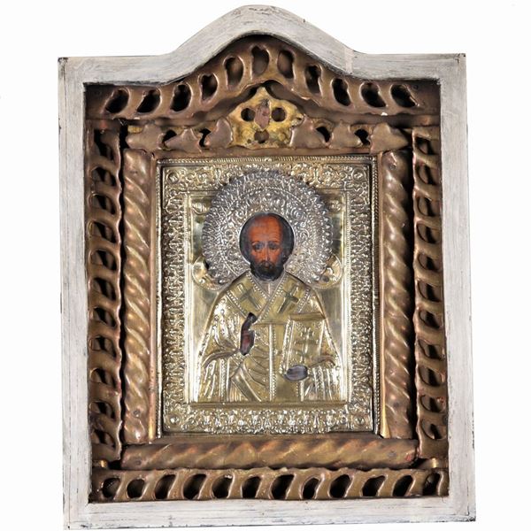 "San Nicola il Taumaturgo", antica icona russa dipinta su tavola con rizza in metallo dorato, sbalzato e cesellato, in cornice a bacheca da viaggio mancante del vetro