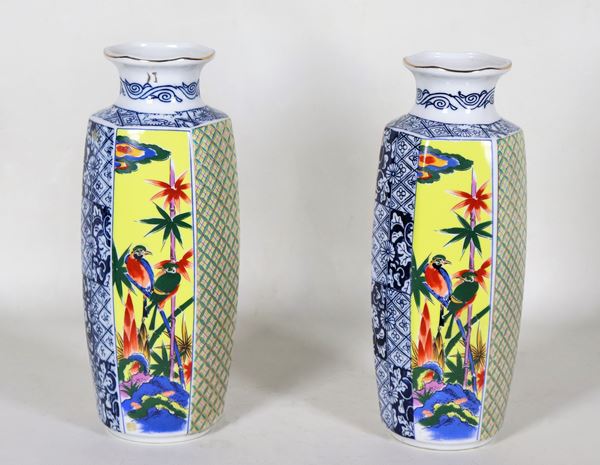 Coppia di vasi cinesi esagonali in porcellana, con decorazioni in smalto a rilievo a motivi di fiori e uccelli