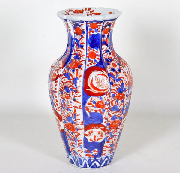 Vaso cinese in porcellana Imari, interamente decorato a motivi di fiori e foglie orientali