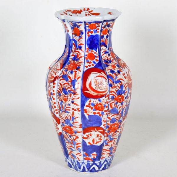 Vaso cinese in porcellana Imari, interamente decorato a motivi di fiori e foglie orientali