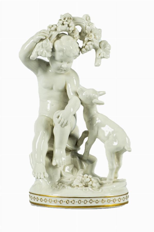 Statuina in porcellana Capodimonte &quot;Putto con grappoli d&#39;uva&quot;