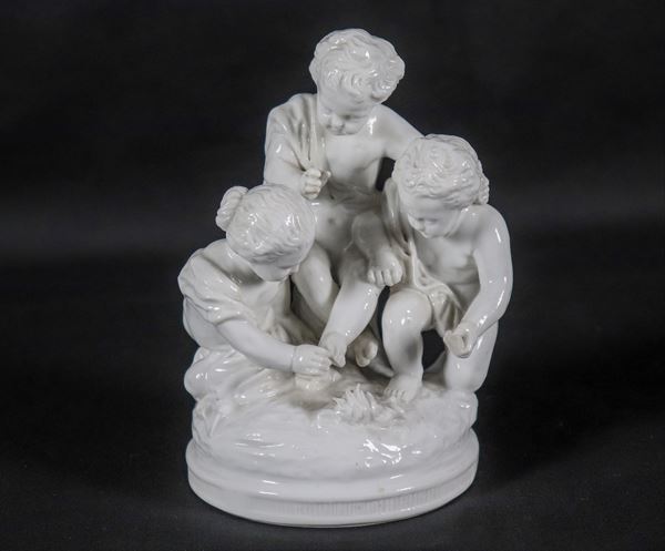 "Il gioco dei bambini", antico piccolo gruppo in porcellana bianca Capodimonte, piccola mancanza