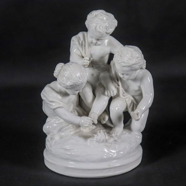 "Il gioco dei bambini", antico piccolo gruppo in porcellana bianca Capodimonte, piccola mancanza