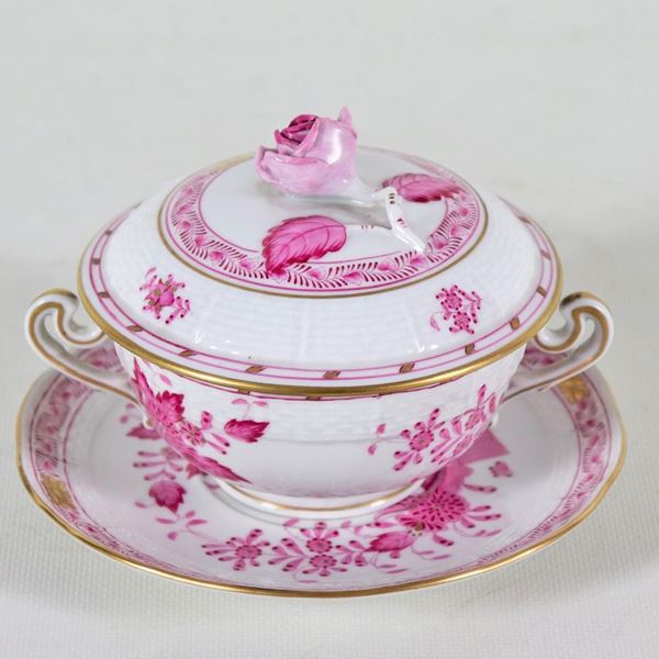 Piccola zuppiera con piattino in porcellana Herend, con decorazioni in rosa a motivi di fiori e foglie e lumeggiature in oro zecchino