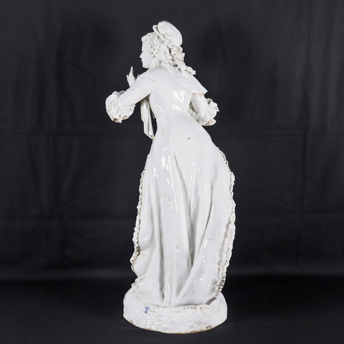 "Giovane dama con cuffietta", antica grande scultura in porcellana bianca Capodimonte. Lievi dife...