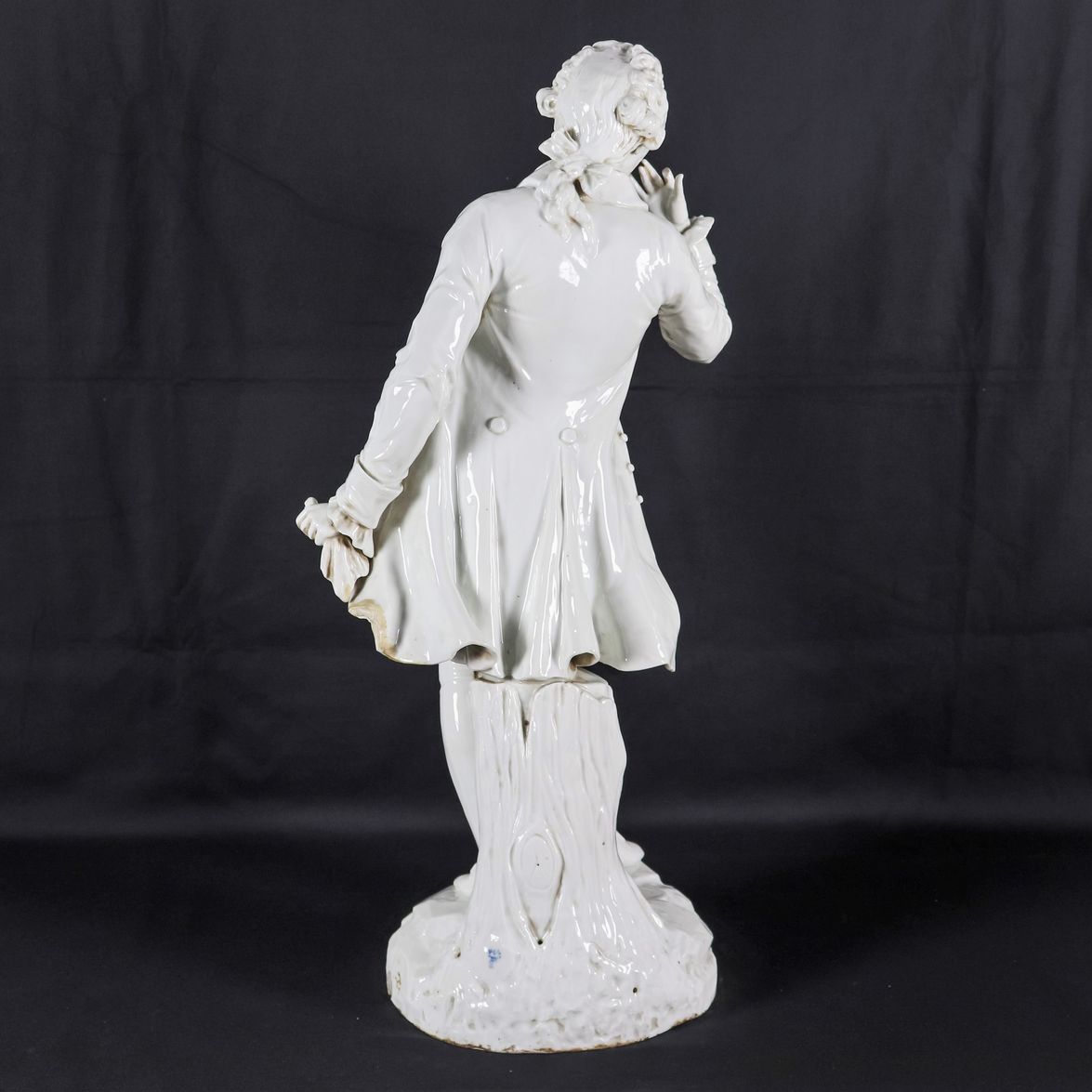 "Cavaliere", antica grande scultura in porcellana bianca di Louisbourg. Mancanza di un dito alla ...