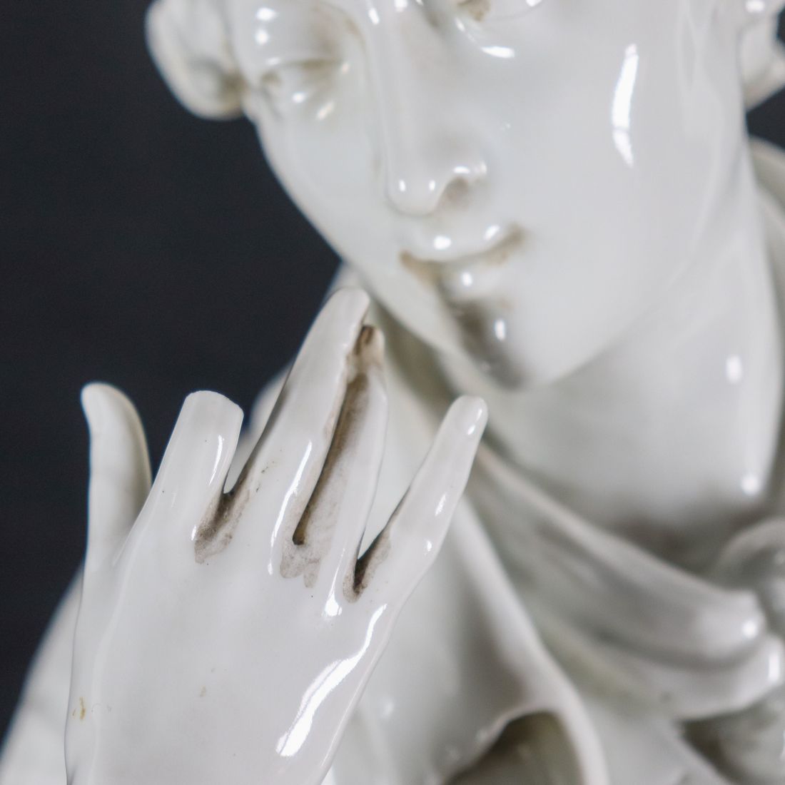 "Cavaliere", antica grande scultura in porcellana bianca di Louisbourg. Mancanza di un dito alla ...