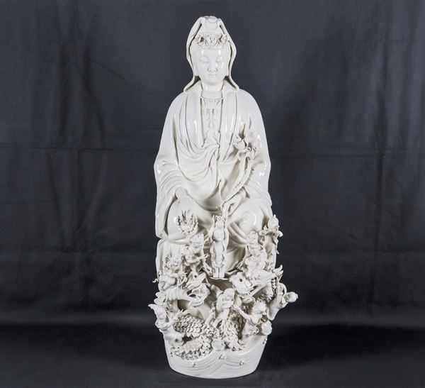 "Guanyin con allegoria di piccoli Buddha", grande scultura cinese in porcellana bianca, qualche piccolo lieve difetto 