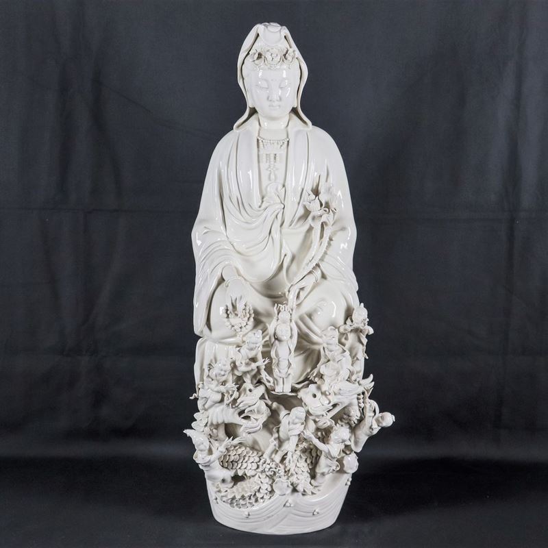 "Guanyin con allegoria di piccoli Buddha", grande scultura cinese in porcellana bianca, qualche p...