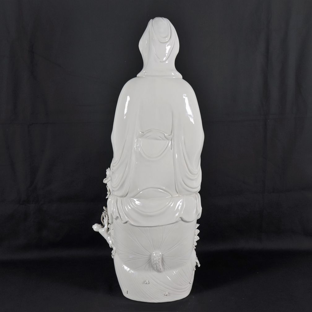 "Guanyin con allegoria di piccoli Buddha", grande scultura cinese in porcellana bianca, qualche p...
