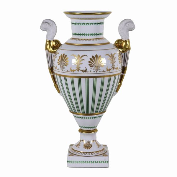 Vaso ad anfora in porcellana francese di Sèvres, con decorazioni a motivi Impero di palmette e cordoncini, manici a forma di teste di leone