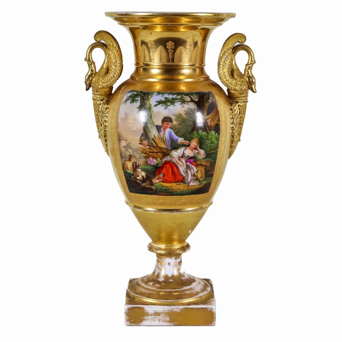 Vaso ad anfora Epoca Impero in porcellana dorata, con riquadri dipinti di "Scene contadine" e man...