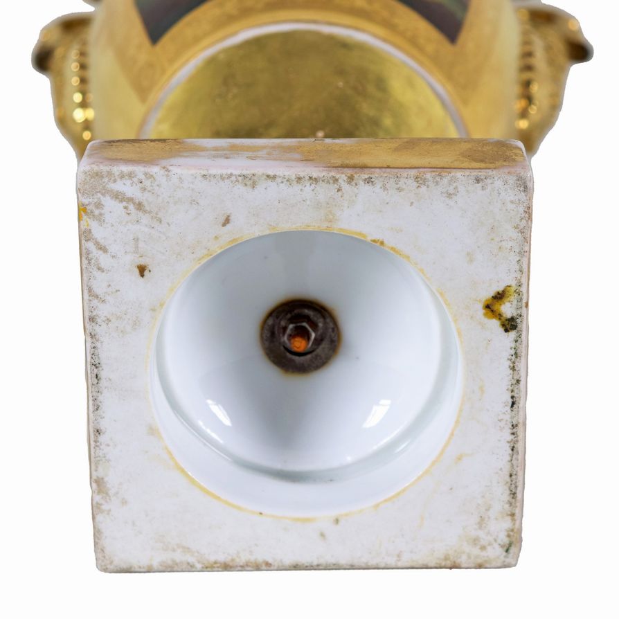 Vaso ad anfora Epoca Impero in porcellana dorata, con riquadri dipinti di "Scene contadine" e man...