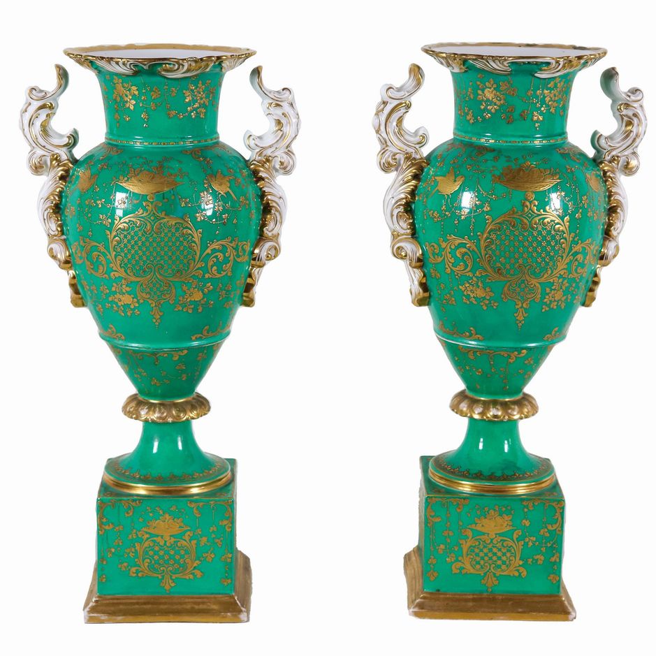 Coppia di vasi francesi ad anfora Epoca Luigi Filippo (1830-1848), in porcellana verde e oro zecc...