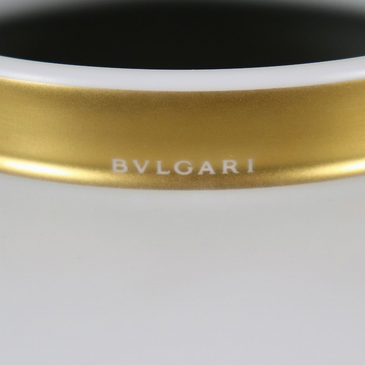 Vaso in porcellana di Rosenthal "Sole", con decorazioni in oro su fondo bianco. Edizione limitata...