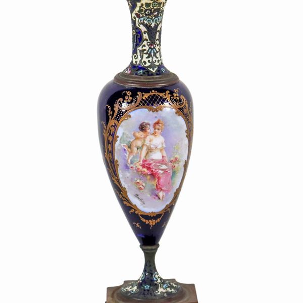 Antica piccola anfora in porcellana blu cobalto di Sèvres e smalti, con medaglioni variopinti "Dama e cupido" e "Mazzetti di rose con spartito musicale", lumeggiature a rilievo in oro zecchino e base in bronzo