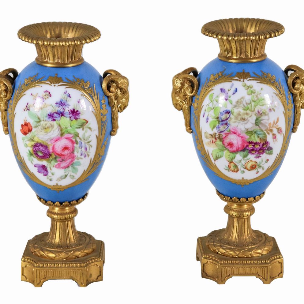 Coppia di antichi piccoli vasi in porcellana francese di Sèvres e bronzo dorato, con medaglioni v...