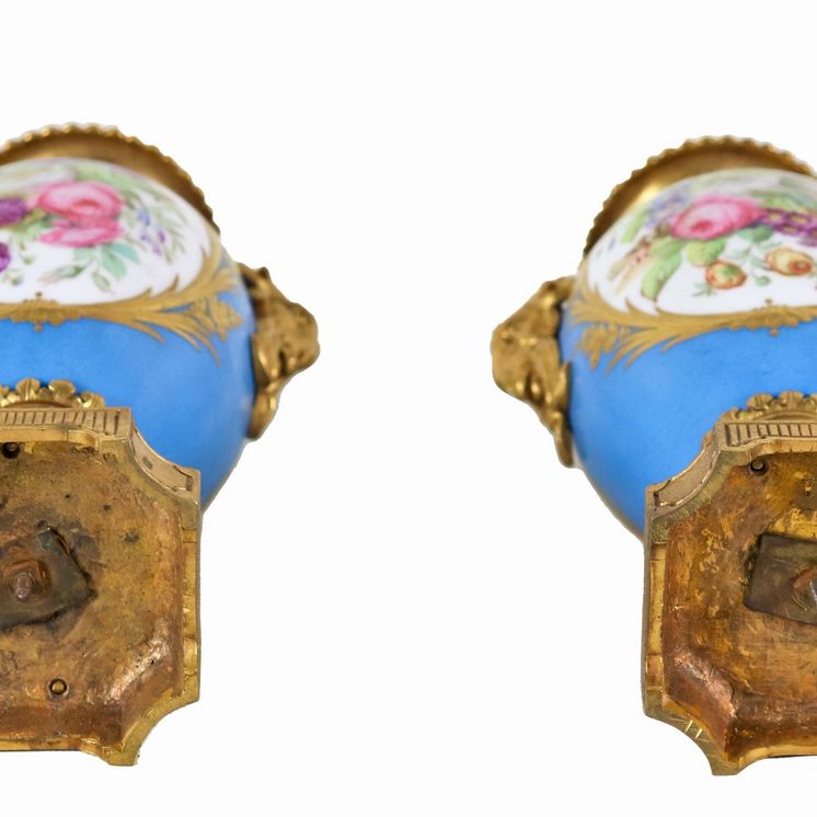 Coppia di antichi piccoli vasi in porcellana francese di Sèvres e bronzo dorato, con medaglioni v...