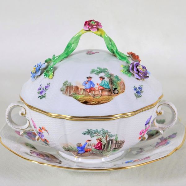 Piccola zuppiera con piatto in porcellana tedesca di Dresden, con decorazioni variopinte a motivi di scene contadine e mazzetti di fiori