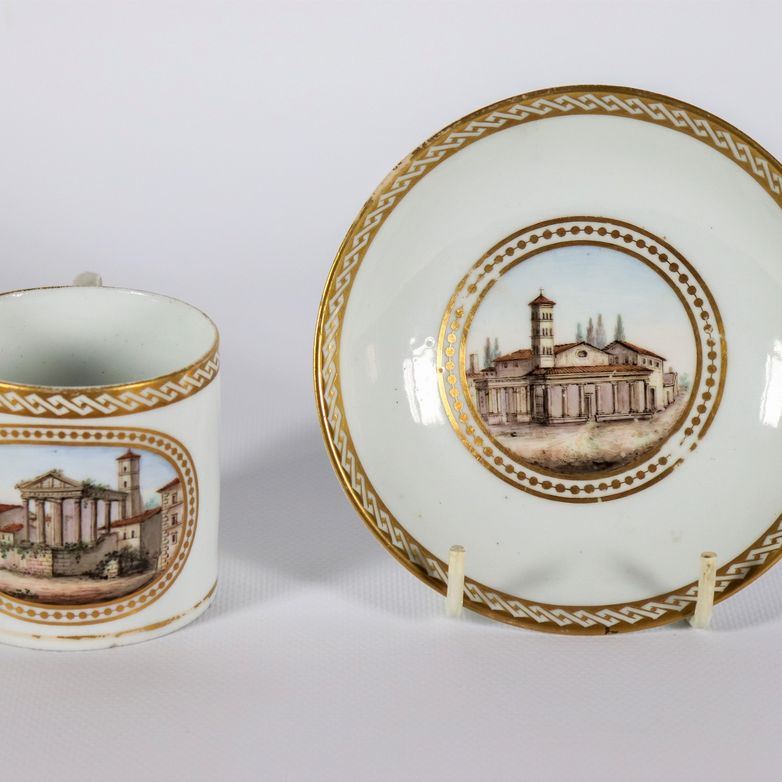 Antica tazza con piattino in porcellana bianca e oro zecchino, con riquadri dipinti "Il Tempio di...