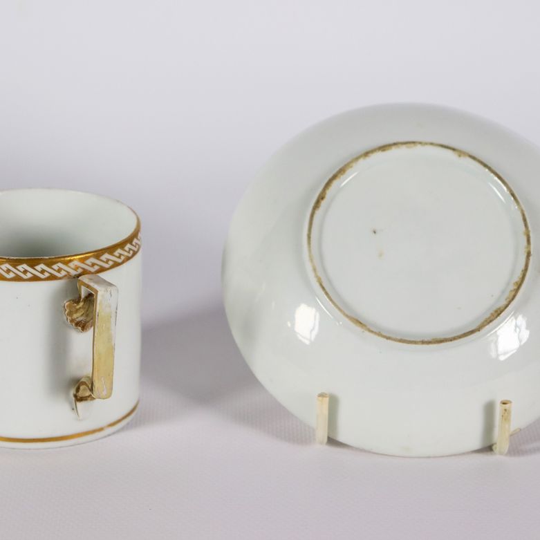 Antica tazza con piattino in porcellana bianca e oro zecchino, con riquadri dipinti "Il Tempio di...