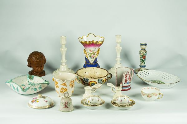 Lotto in porcellana, ceramica e legno